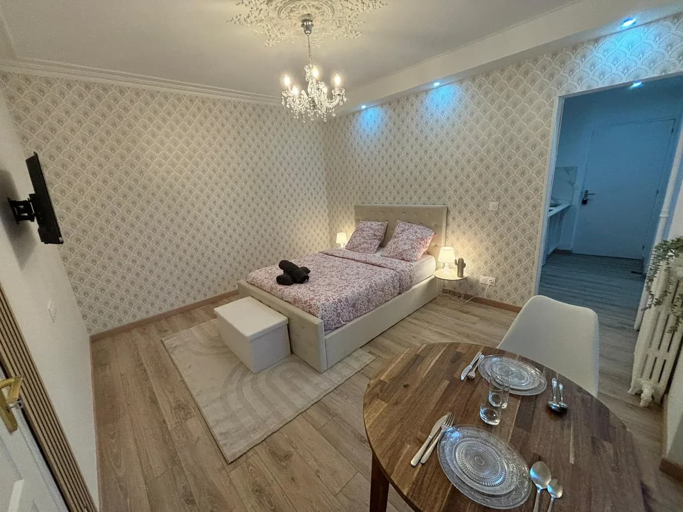 Chambre élégante avec lustre