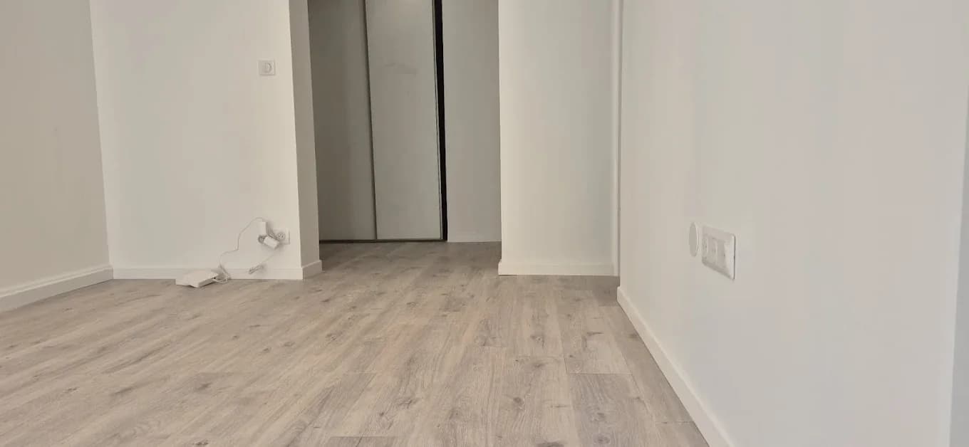 Chambre rénovée livrée — parquet neuf et placard à portes miroir