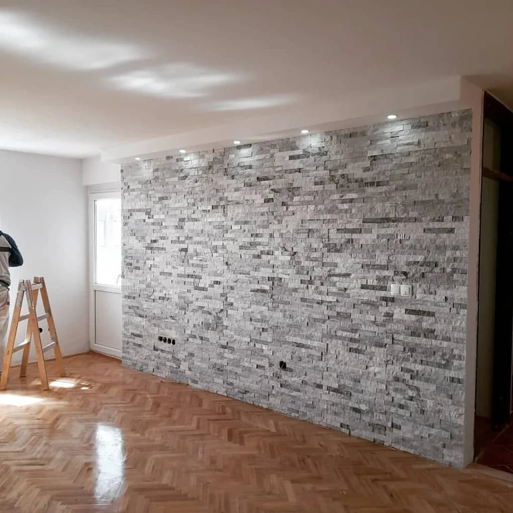 Salle de bain avec carreaux de ciment et douche vitrée