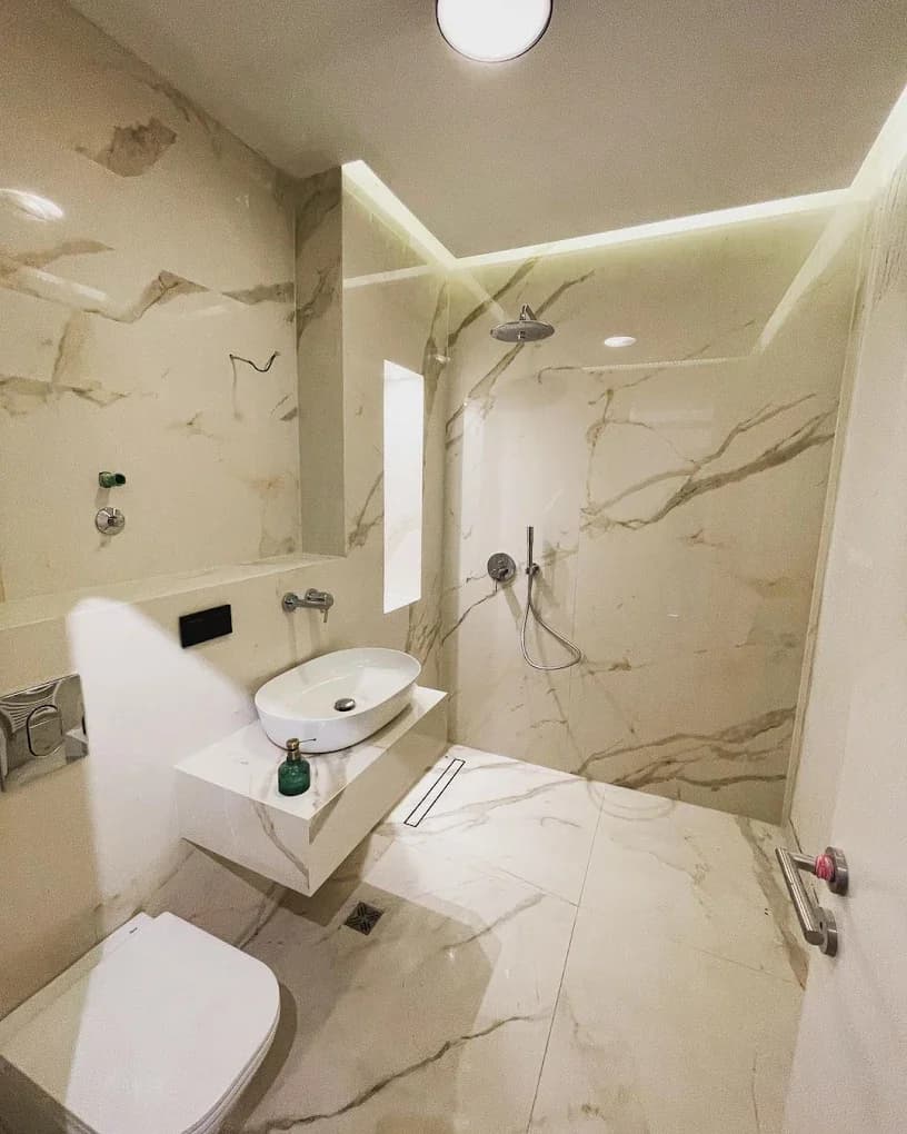 Salon avec mur en pierre